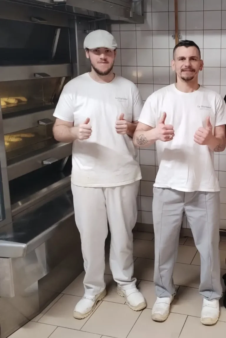 Équipe production boulangerie Plainfaing : Nicolas (boulanger) à gauche, Rémi (gérant et chef boulanger) au centre